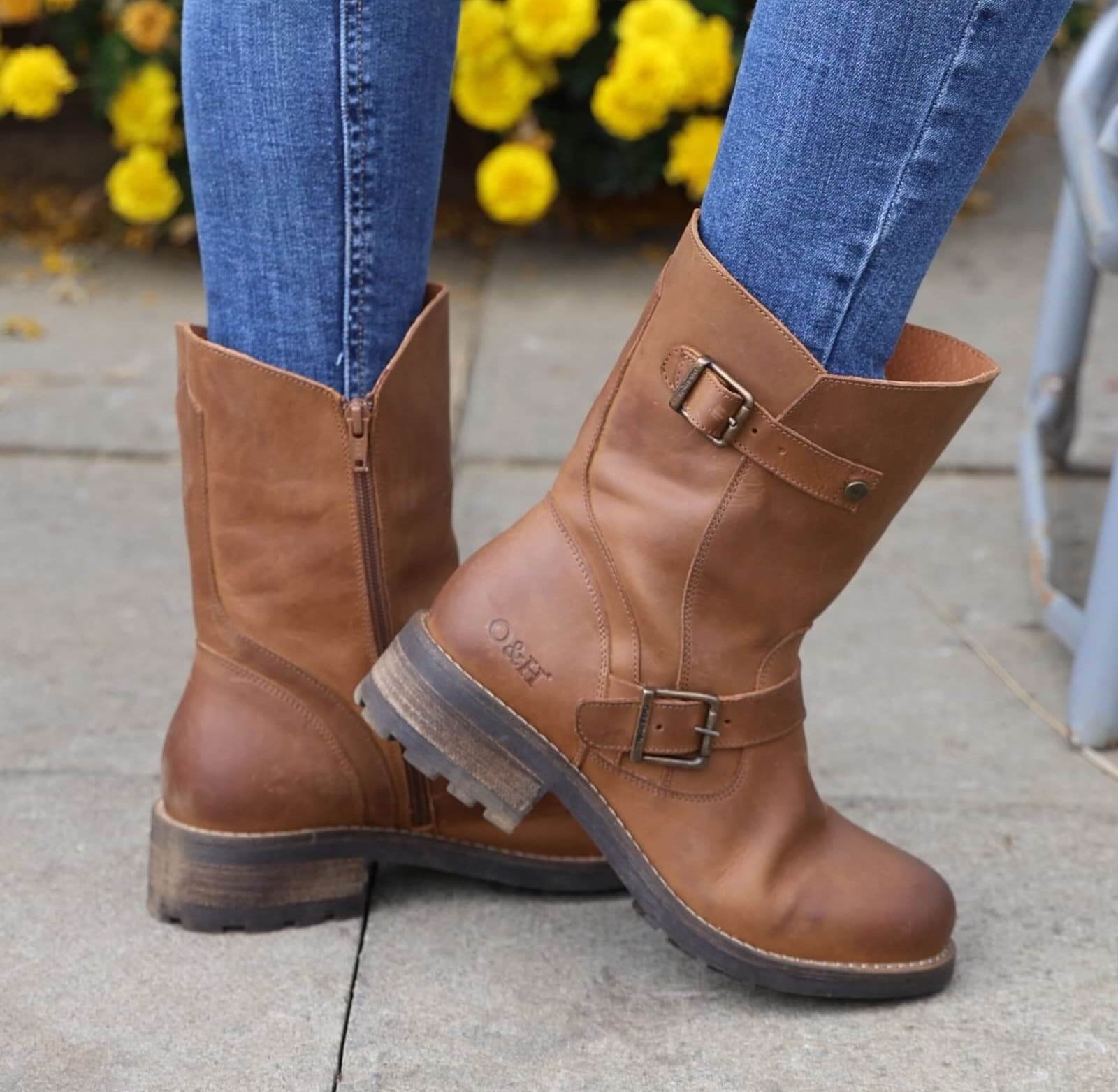 Cognac Crest Demi 2 ankle boots worn with jeans pivot on tip-toe