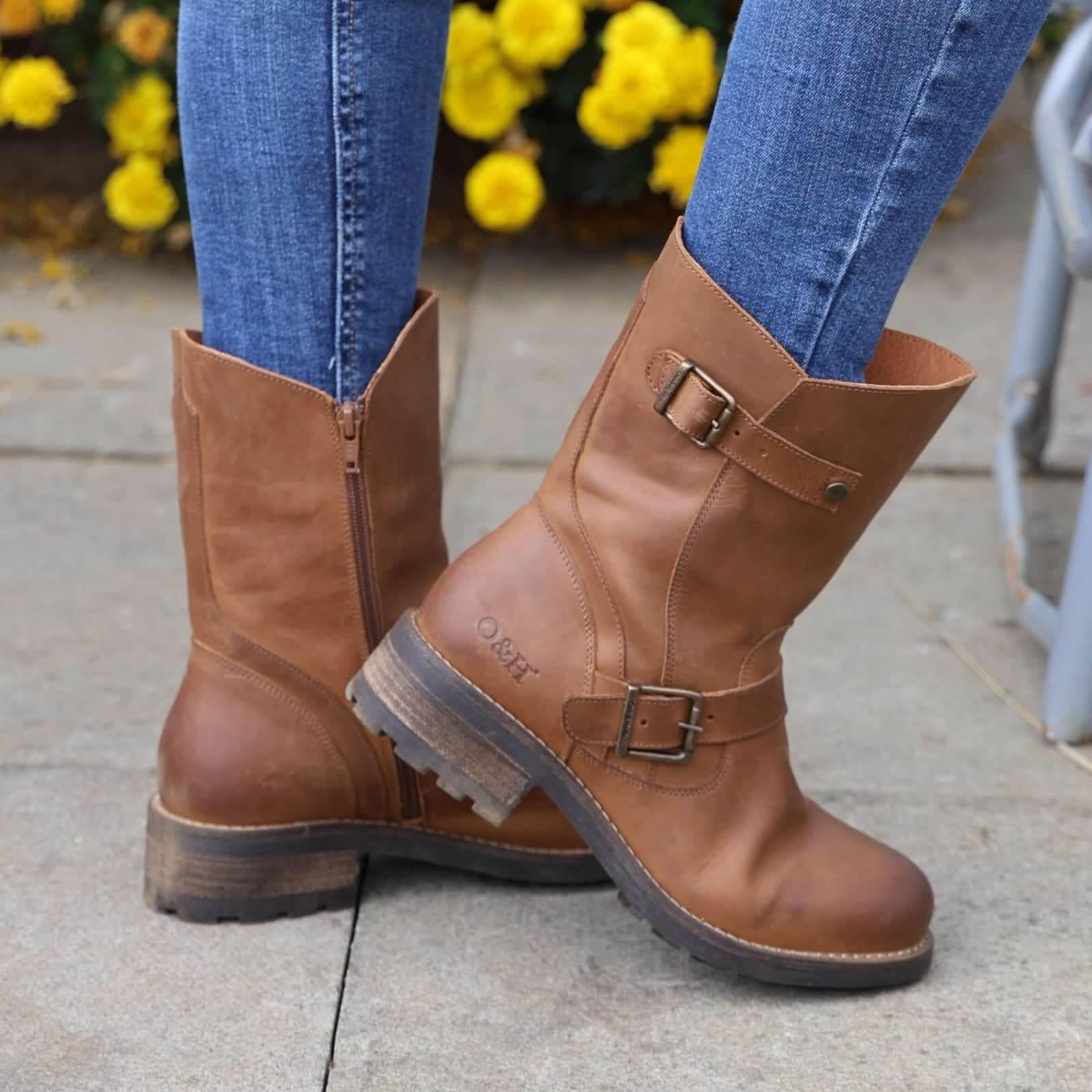 Cognac Crest Demi 2 ankle boots worn with jeans pivot on tip-toe