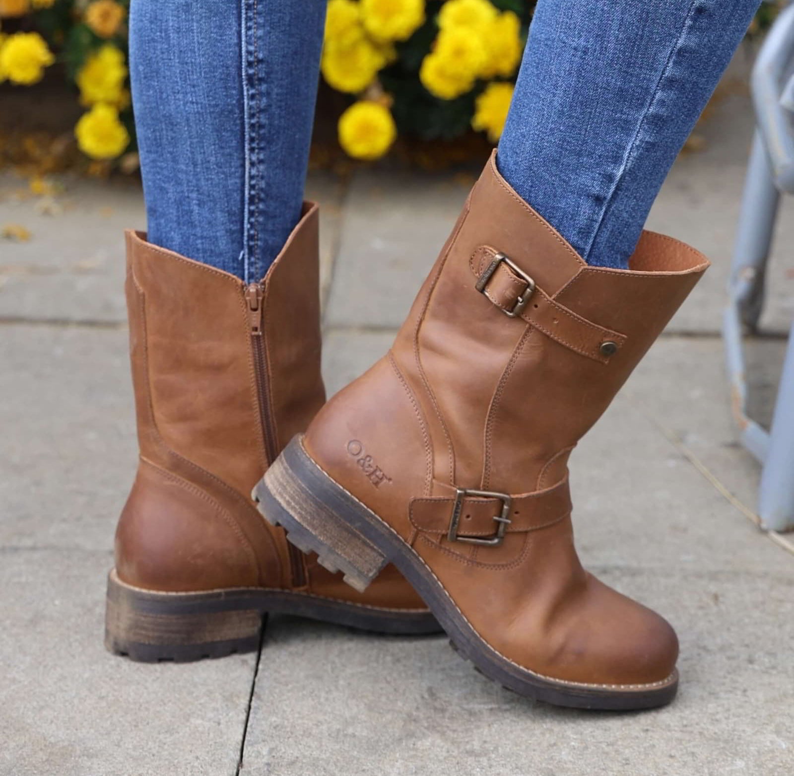 Cognac Crest Demi 2 ankle boots worn with jeans pivot on tip-toe