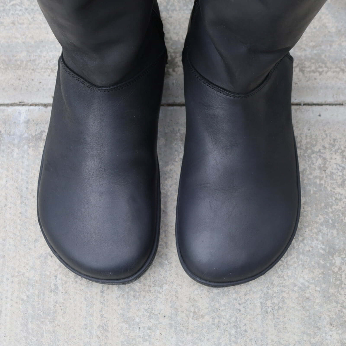 top down view of sycamore 2 black barefoot boots showing toe shape